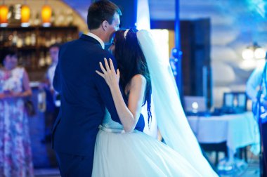 İlk düğün dansı çeşitli ışıkları ile şaşırtıcı. 