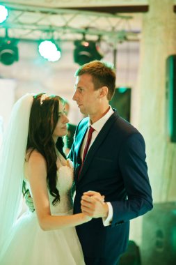 İlk düğün dansı çeşitli ışıkları ile şaşırtıcı. 