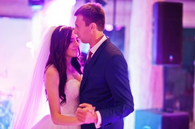 İlk düğün dansı çeşitli ışıkları ile şaşırtıcı. 