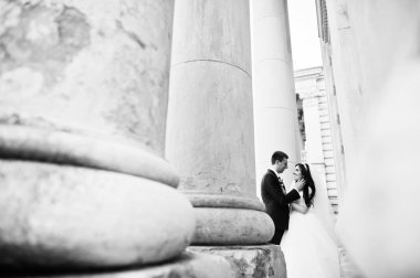 Evlilik çift aşık eski vintage Sarayı karşı dur.