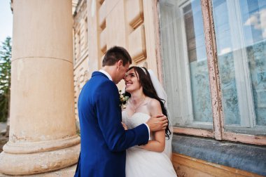 Evlilik çift aşık eski vintage Sarayı karşı dur.