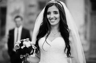 Evlilik çift aşık eski vintage Sarayı karşı dur.