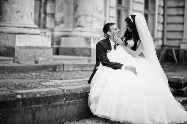 Evlilik çift aşık eski vintage Sarayı karşı dur.