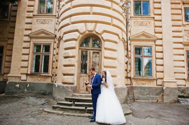 Evlilik çift aşık eski vintage Sarayı karşı dur.