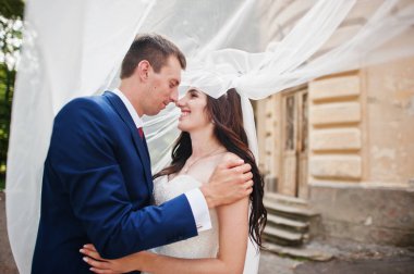 Evlilik çift aşık eski vintage Sarayı karşı dur.