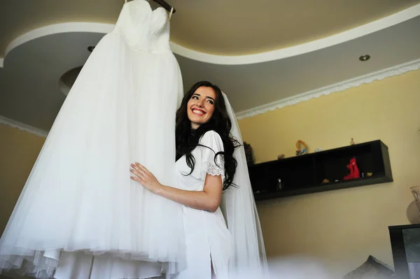 Bela noiva morena no vestido de manhã com vestido de noiva em r — Fotografia de Stock