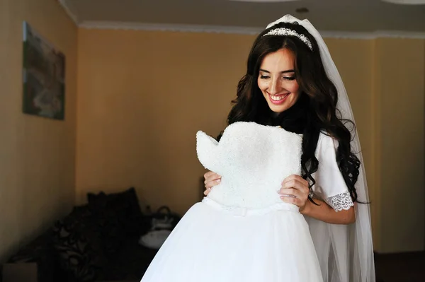 Schöne brünette Braut am Morgen Kleid mit Brautkleid bei r — Stockfoto
