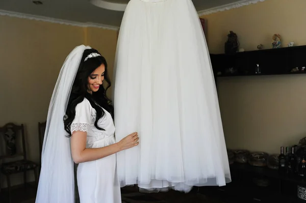 Bela noiva morena no vestido de manhã com vestido de noiva em r — Fotografia de Stock