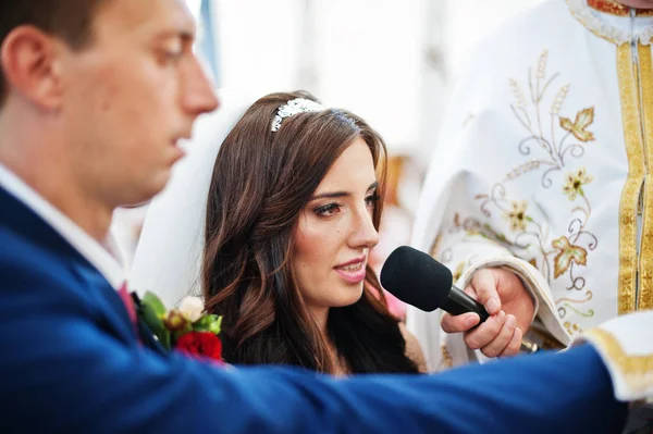 Groom with bride take an wedding oath at church on Gospel. — Stock Photo, Image