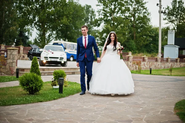 Hochzeitspaar fährt gegen Streifenwagen ins Restaurant. — Stockfoto