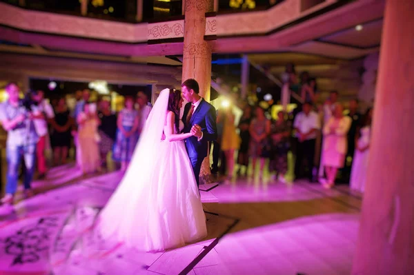 Incrível primeira dança de casamento com várias luzes . — Fotografia de Stock