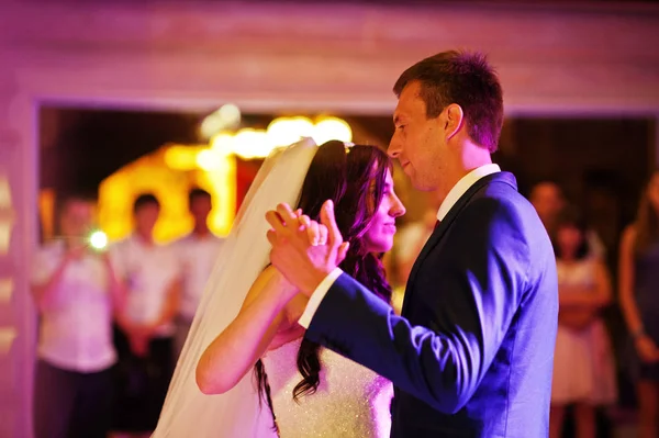 Increíble primer baile de boda con varias luces . —  Fotos de Stock