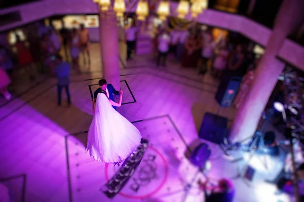 驚くほどの様々 なライトで最初の結婚式のダンス. — ストック写真