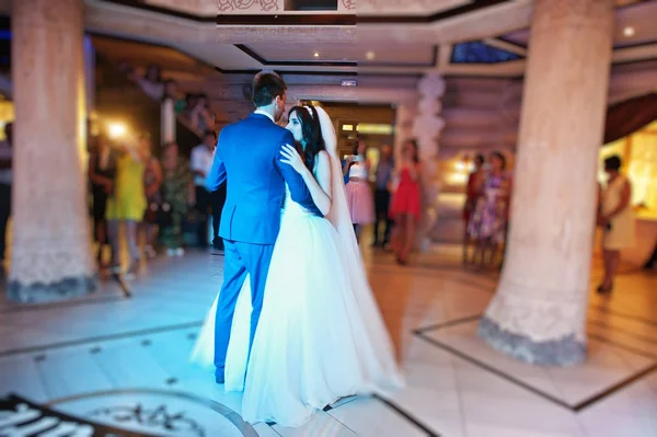 Incrível primeira dança de casamento com várias luzes . — Fotografia de Stock