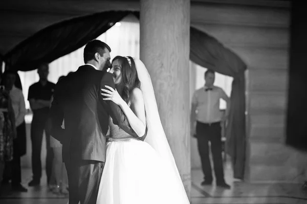 Erstaunlicher erster Hochzeitstanz mit verschiedenen Lichtern. — Stockfoto