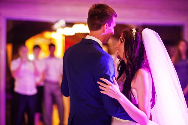 Incrível primeira dança de casamento com várias luzes . — Fotografia de Stock