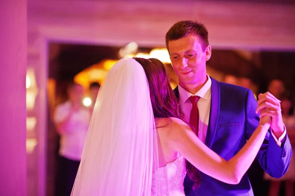 Incrível primeira dança de casamento com várias luzes . — Fotografia de Stock