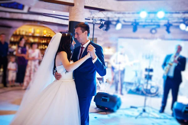 Geweldige eerste huwelijk dans met verschillende lichten. — Stockfoto