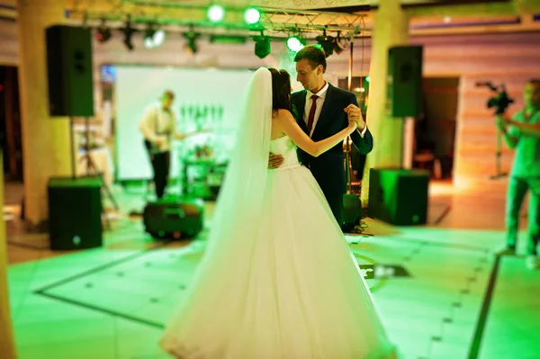惊人的第一次婚礼跳舞与各种灯. — 图库照片