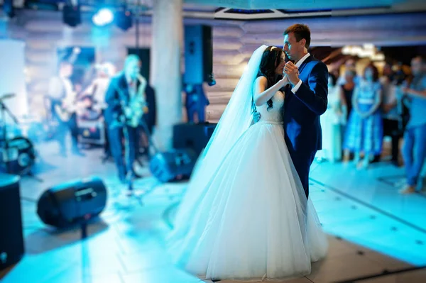 惊人的第一次婚礼跳舞与各种灯. — 图库照片