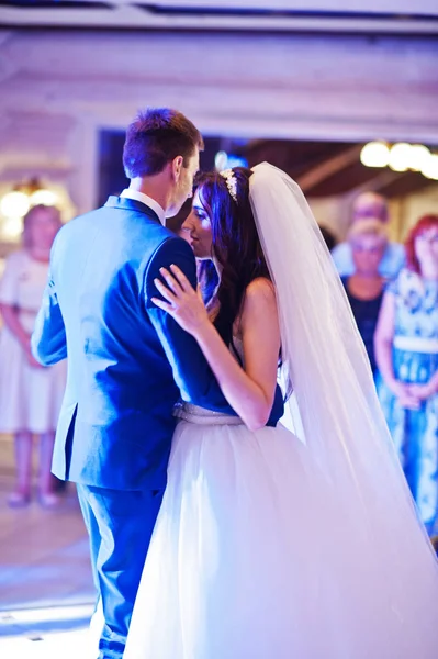 Increíble primer baile de boda con varias luces . —  Fotos de Stock