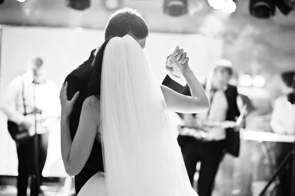Csodálatos első esküvői tánc, a különböző fények. — Stock Fotó