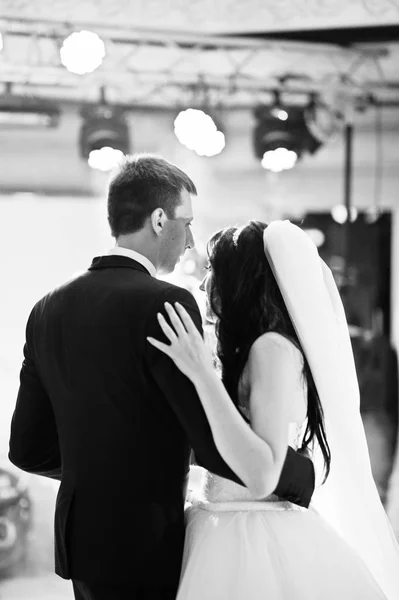 İlk düğün dansı çeşitli ışıkları ile şaşırtıcı. — Stok fotoğraf