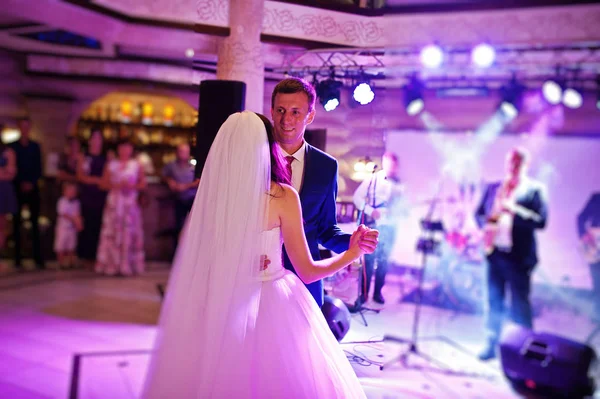 Increíble primer baile de boda con varias luces . —  Fotos de Stock