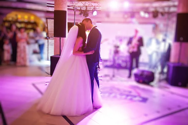 Niesamowite pierwszy taniec weselny z różnych światła. — Zdjęcie stockowe