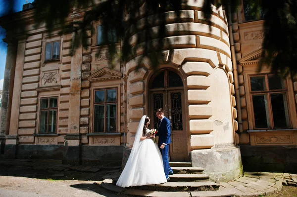 Bröllop par i kärlek bo mot gamla vintage palace. — Stockfoto