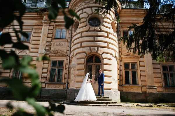 Wedding couple in love stay against old vintage palace. — Stock Photo, Image