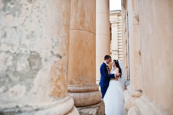 Matrimonio coppia innamorata soggiorno contro vecchio palazzo d'epoca . — Foto Stock
