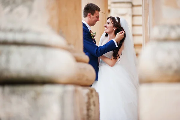 Casamento casal apaixonado ficar contra o velho palácio vintage . — Fotografia de Stock