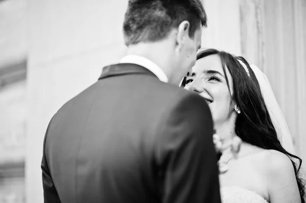 古いビンテージ宮殿に対して愛の結婚式のカップル. — ストック写真