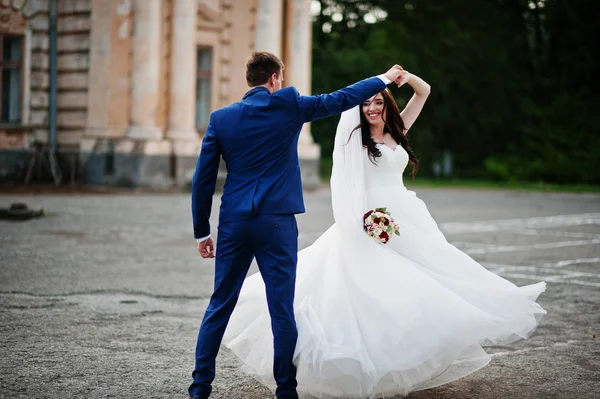 Wedding couple in love stay against old vintage palace. — Stock Photo, Image