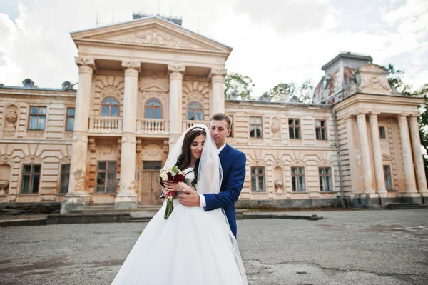 Wedding couple in love stay against old vintage palace. — Stock Photo, Image