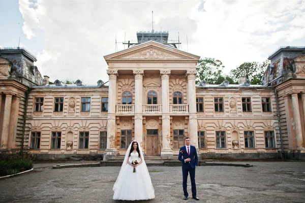 Svatební pár v lásce pobytu proti staré vintage palác. — Stock fotografie