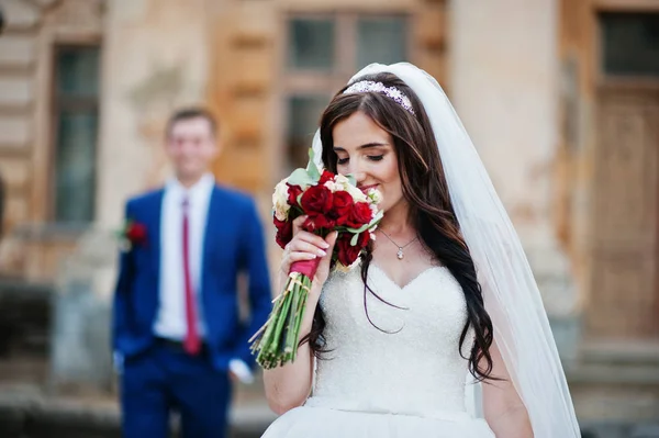 Boda pareja en amor estancia contra viejo vintage palacio . —  Fotos de Stock