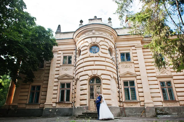 Casamento casal apaixonado ficar contra o velho palácio vintage . — Fotografia de Stock