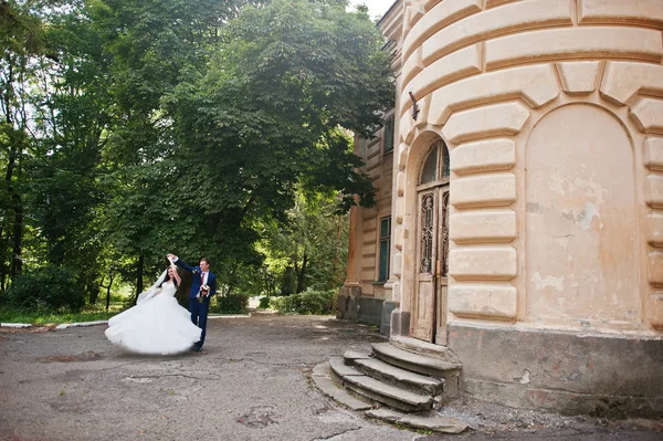 Casamento casal apaixonado ficar contra o velho palácio vintage . — Fotografia de Stock