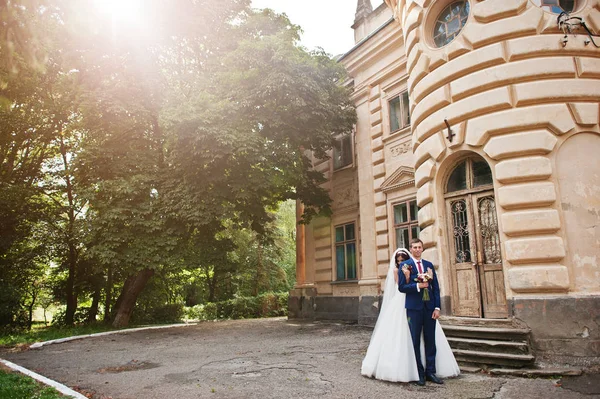 Wedding couple in love stay against old vintage palace. — Stock Photo, Image