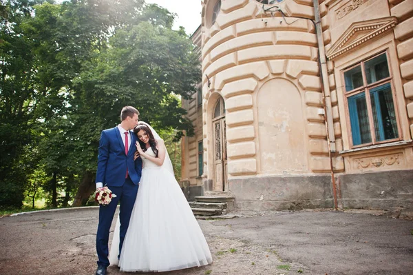 Casamento casal apaixonado ficar contra o velho palácio vintage . — Fotografia de Stock