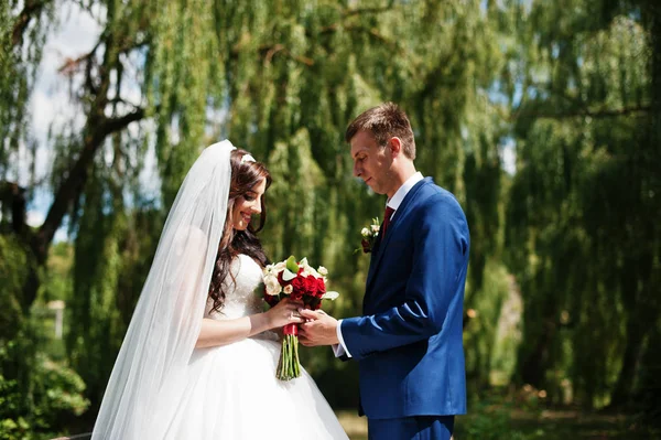 Sevgi Parkı'nda güneşli gün sarılma da düğün Çift. — Stok fotoğraf