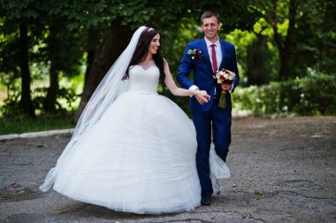 Sevgi Parkı'nda güneşli gün sarılma da düğün Çift.