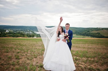 Güzel manzara nehir ile evlilik çift aşık adlı