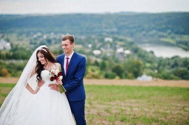 Güzel manzara nehir ile evlilik çift aşık adlı