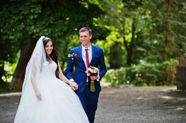 Verliebtes Hochzeitspaar umarmt sich an sonnigem Tag im Park. — Stockfoto