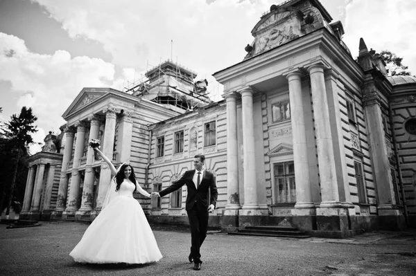 古いビンテージ宮殿に対して愛の結婚式のカップル. — ストック写真