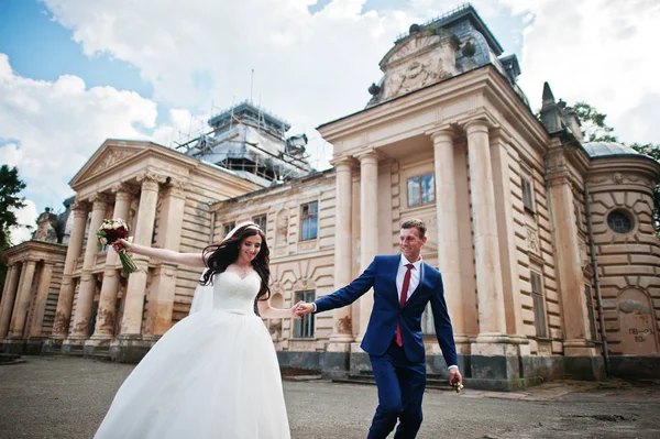 Wedding couple in love stay against old vintage palace. — Stock Photo, Image
