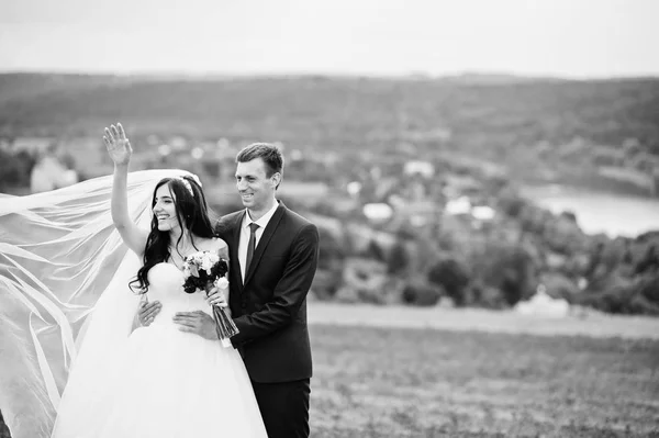 Couple de mariage amoureux séjour à beau paysage avec rivière sur — Photo